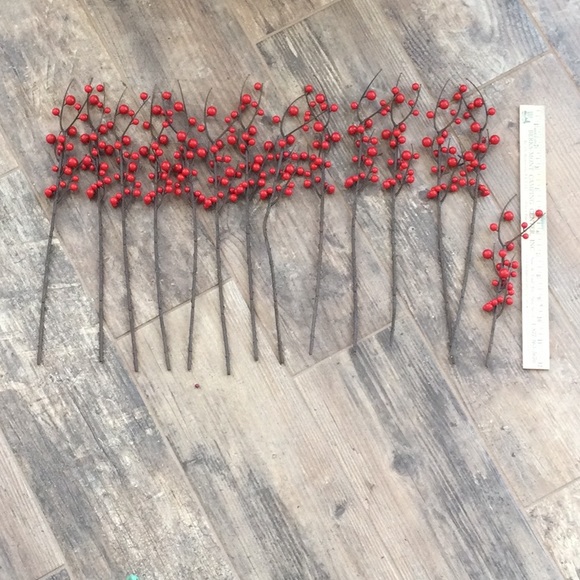 Bundle of Faux Berries - 26 stalks in multiple colors - Picture 3 of 12